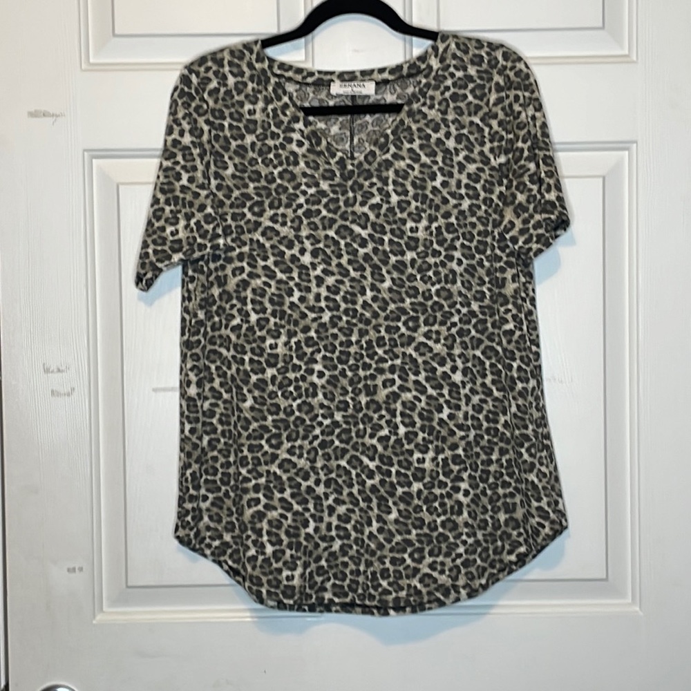 Zenana animal print V-neck Tee with rounded hem NWOT